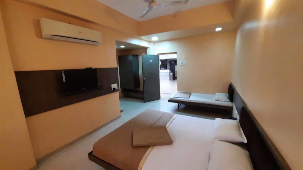 Sugandha Lodge Solāpur Exterior foto