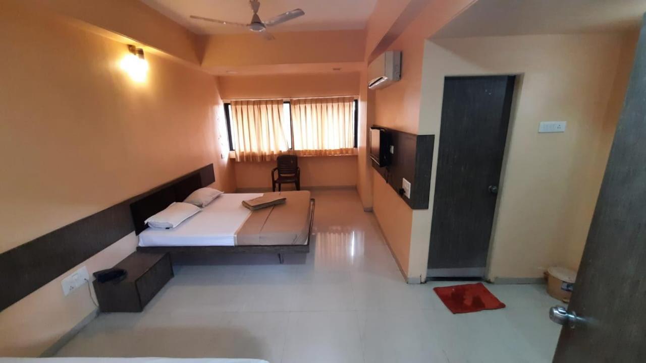 Sugandha Lodge Solāpur Exterior foto