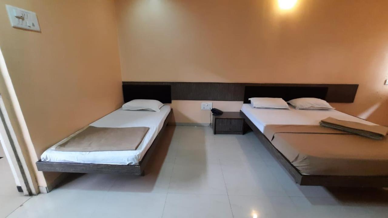 Sugandha Lodge Solāpur Exterior foto