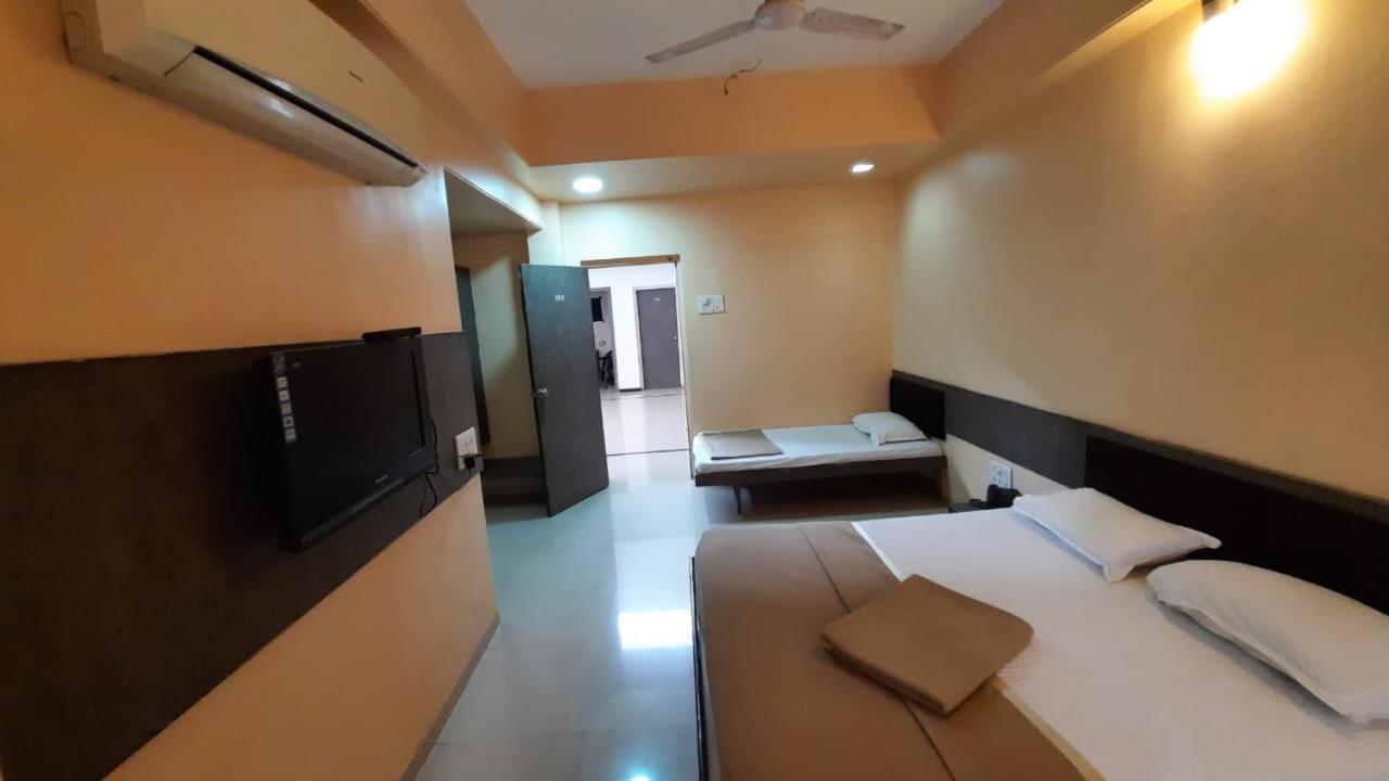 Sugandha Lodge Solāpur Exterior foto