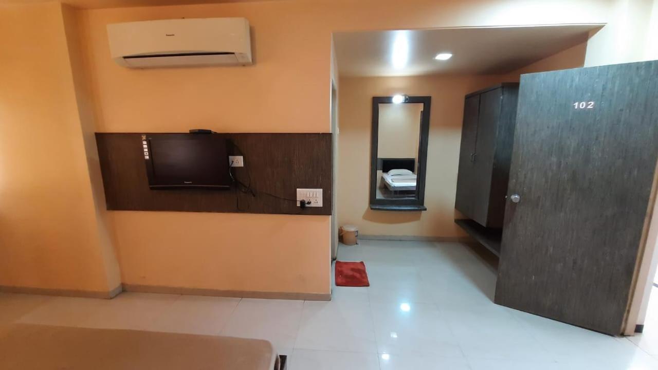Sugandha Lodge Solāpur Exterior foto