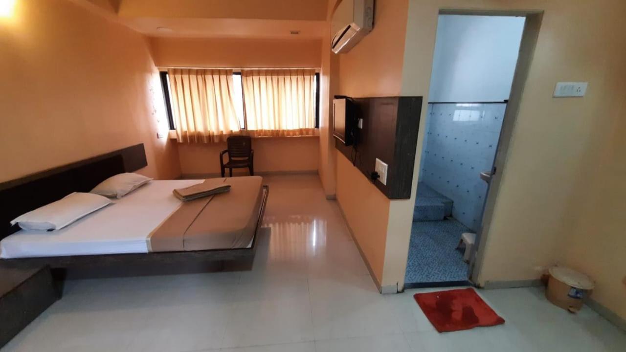 Sugandha Lodge Solāpur Exterior foto