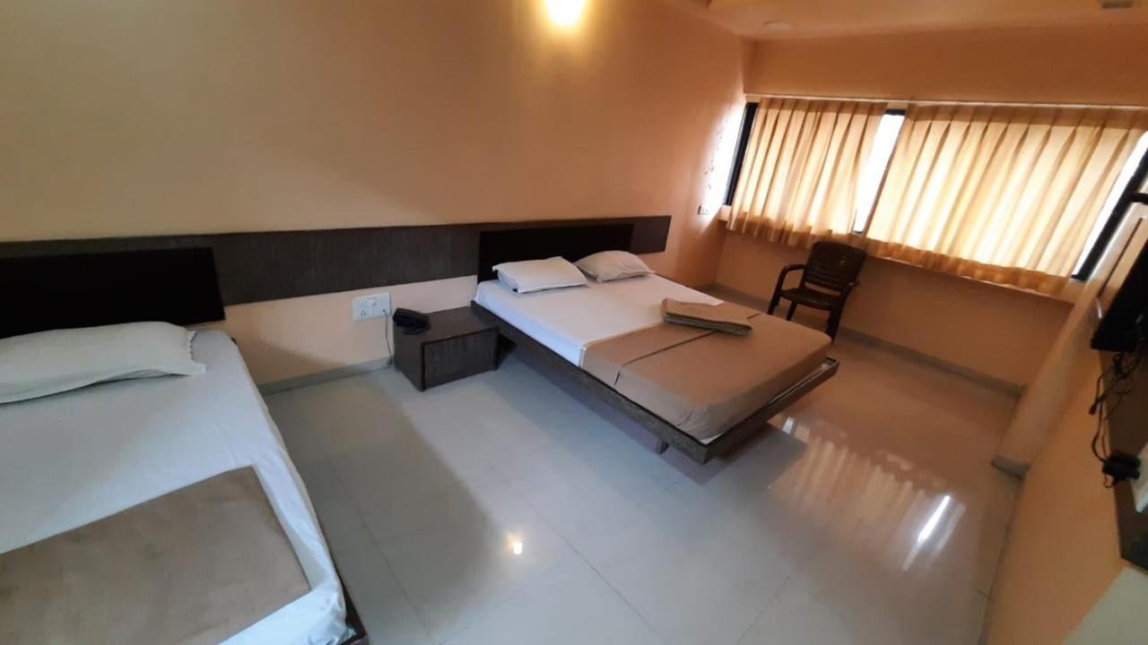 Sugandha Lodge Solāpur Exterior foto